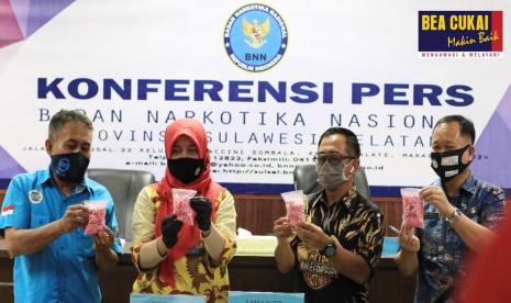 Bea Cukai Makassar dan BNNP Sulawesi Selatan gelar konferensi pers hasil joint operation penggagalan penyelundupan narkotika, pada Jumat (24/7) lalu di aula kantor BNNP Makassar. 