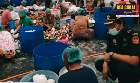 Bea Cukai Makassar dan Karantina Pertanian Makassar melepas ekspor perdana komoditas pertanian daging kelapa yang berlokasi di gudang eksportir PT BBI, Jumat (25/09). Ekspor perdana dua belas ton daging kelapa beku ke India ini merupakan program inisiasi Karantina Pertanian Makassar yang difasilitasi oleh Bea Cukai Makassar sebagai bentuk dukungan terhadap program mendukung gerakan ekspor.