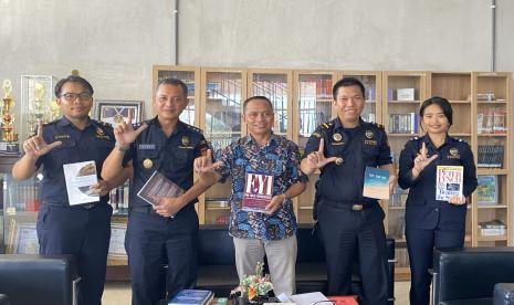 Bea Cukai Makassar hibahkan buku berstatus Barang Menjadi Milik Negara (BMMN) ke Perpustakaan Kota Makassar.