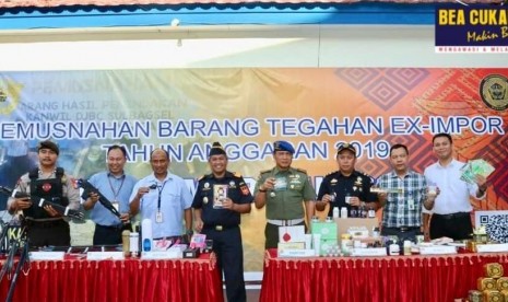 Bea Cukai Makassar memusnahkan 3.692 barang impor illegal.