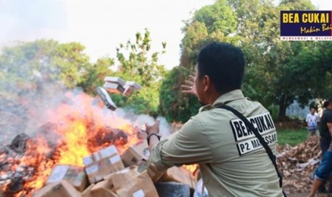 Bea Cukai Makassar mengadakan pemusnahan terhadap rokok dan tembakau iris, serta minuman mengandung alkohol, pada Kamis (24/10).