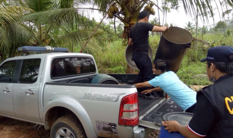 Bea Cukai Malang amankan gudang miras ilegal.