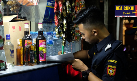 Bea Cukai mengamankan minuman keras ilegal, (ilustrasi).  Kantor Bea Cukai Surakarta masih melakukan pemeriksaan terhadap pemilik seribuan botol minuman keras dengan pita cukai palsu berinisial Ma.