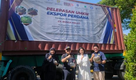 Bea Cukai Malang berikan pelayanan ekspor perdana pot hias dari sabuk kelapa yang diproduksi oleh UMKM Creative Kokedama CV Bunga Melati. Hal tersebut sejalan dengan fungsi Bea Cukai dalam bidang fasilitasi perdagangan dan asistensi industri dalam negeri