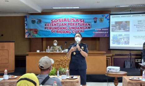  Bea Cukai Malang kembali menggencarkan kampanya gempur rokok ilegal sebagai upaya menekan peredaran dan konsumsinya di tengah masyarakat. Kali ini, Bea Cukai malang menggelar berbagai sosialisasi kepada pedagang rokok eceran dan melaksanakan operasi pasar bersama dengan perangkat desar di beberapa lokasi pada periode bulan Oktober 2021.