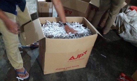 Bea Cukai Malang kembali menggerebek rumah yang digunakan sebagai tempat penyimpanan rokok ilegal.