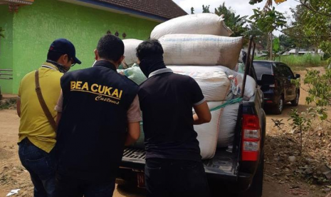 Bea Cukai Malang melakukan penindakan rokok ilegal.