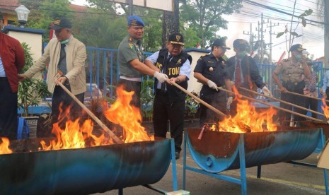 Bea Cukai Malang memusnahkan 2,1 juta rokok ilegal, Rabu (2/8).