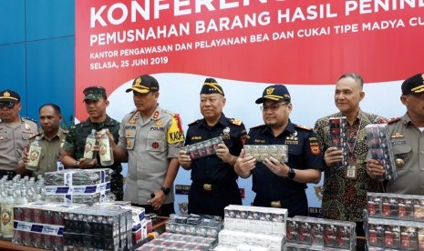 Bea Cukai Malang memusnahkan tiga juta batang rokok ilegal dan barang lainnya di Kantor Bea Cukai Kota Malang, Selasa (25/6). 