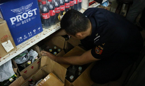 Bea Cukai Malang mengamankan 185 botol miras ilegal.