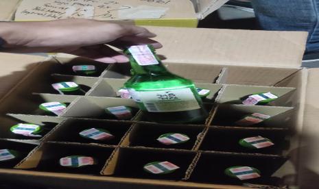 Ratusan botol minuman keras (miras) tak berizin. Kepolisian Resor Madiun Kota, Jawa Timur, memusnahkan barang bukti sebanyak 1.405 liter minuman keras jenis arak jowo dan berbagai merek yang berhasil disita saat Operasi Penyakit Masyarakat (Pekat) Semeru 2021. 