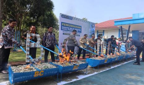 Bea Cukai Malili gelar pemusnahan 1.086.950 batang rokok ilegal, pada Selasa (07/11). Diketahui, rokok-rokok tersebut merupakan barang bukti pelanggaran Undang-Undang Cukai karena tidak dilekati pita cukai (polos) dan tidak dilekati dengan pita cukai sesuai ketentuan cukai.