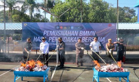 Bea Cukai Mataram gelar pemusnahan barang-barang eks penindakan kepabeanan dan cukai, pada Rabu (17/7/2024). 