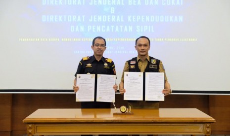 Bea Cukai melakukan penandatanganan kerja sama dengan Direktorat Jenderal Kependudukan dan Catatan Sipil untuk pemanfaatan Nomor Induk Kependudukan (NIK), Data Kependudukan, dan Kartu Tanda Penduduk (KTP) Elektronik, Selasa (23/4). 