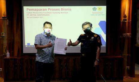 Bea Cukai melalui Kanwil Jateng DIY dan Kanwil Jatim I memberikan fasilitas kepabeanan kepada PT Sai Apparel Industry di Semarang, serta PT Artha Adiperkasa di Surabaya