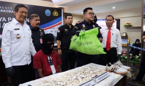 Bea Cukai menangkap TS (45) yang kedapatan membawa narkotika jenis sabu seberat 258 gram pada Kamis (3/8).