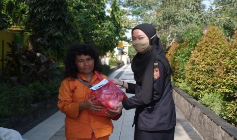 Bea Cukai menginisiasi gerakan donasi patungan sembako untuk memenuhi kebutuhan pokok para pekerja harian yang terdampak perekonomiannya karena Covid-19. Target donasi adalah para pedagang keliling, petugas kebersihan, supir angkutan umum, dan masyarakat yang membutuhkan.