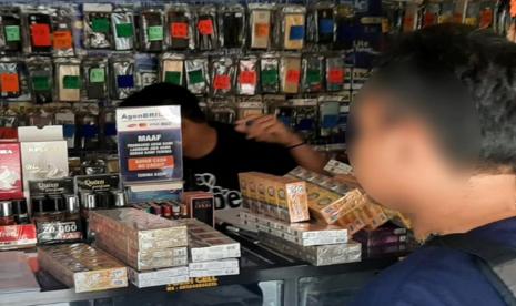 Rokok kretek memberikan kontribusi pada Garis Kemiskinan (GK) di masyarakat perdesaan dan perkotaan.