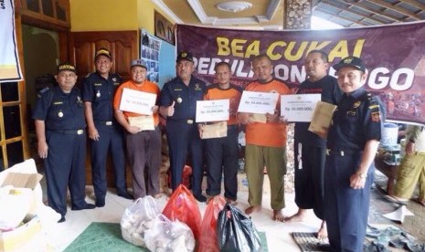 Bea Cukai menyerahkan bantuan untuk korban longsor Ponorogo.