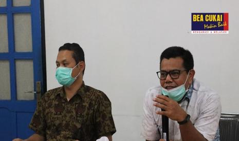 Bea Cukai Merauke adakan internalisasi terkait kebijakan untuk menyelamatkan sektor keuangan dari pandemi Covid-19 pada Jumat (05/06). Dalam acara yang ditujukan sebagai sarana penajaman informasi dan pengetahuan untuk pegawai, Kepala Kantor Bea Cukai Merauke, Nazwar mengungkapkan bahwa terganggunya sektor keuangan pada masa pandemi Covid -19 ini merupakan hal yang tidak bisa dihindarkan.