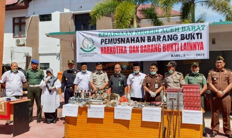 Bea Cukai Meulaboh bersinergi dengan Kejaksaan Negeri Aceh Barat musnahkan ratusan barang ilegal pada Rabu (7/8). 