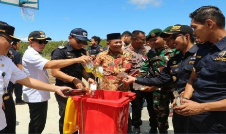 Bea Cukai Nanga Badau menggelar pemusnahan barang ilegal hasil penindakan periode tahun 2021-2023 pada Rabu, (25/10/2023). Pemusnahan dilakukan terhadap beragam barang ilegal, berupa rokok, minuman beralkohol, hingga pakaian bekas dengan total nilai barang mencapai ratusan juta rupiah.