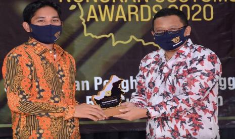 Bea Cukai Nunukan gelar acara Nunukan Customs Award 2020, pada Kamis (27/08) lalu. Menurut Kepala Kantor Bea Cukai Nunukan, M. Solafudin, acara ini dilaksankan sebagai bentuk apresiasi kepada para pengguna jasa yang telah mematuhi aturan yang berlaku dan berkontribusi terhadap target penerimaan negara selama tahun 2019, juga sebagai silaturahmi antara Bea Cukai Nunukan dengan para pengguna jasa. 