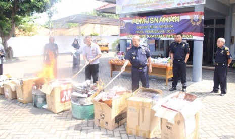 Bea Cukai Panarukan bekerja sama dengan PT Pos dan Bdan Karantina memusnahkan barang hasil penindakan.