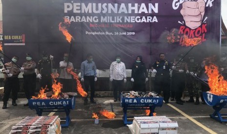 Bea Cukai Pangkalan Bun memusnahkan barang bukti pendindakan.