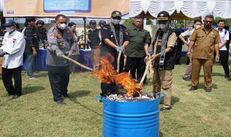 Bea Cukai Pantoloan melaksanakan kegiatan pemusnahan barang yang menjadi milik negara (BMMN) eks kepabeanan dan cukai, pada Selasa (5/8/2023). Perkiraan nilai barang yang dimusnahkan adalah sebesar Rp 423.816.325,00.