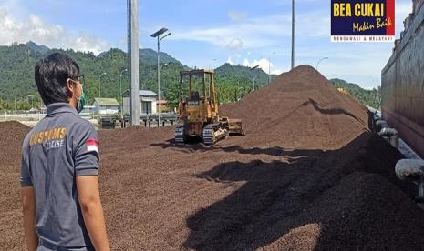 Bea Cukai Parepare memfasilitasi ekspor komoditi palm kernel shell atau tempurung kelapa ke Jepang