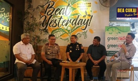 Bea Cukai Pekanbaru Hijaukan Zona Merah Perdagangan Satwa. Tampak Kepala Kanwil Bea Cukai Riau, Ronny Rosfyandi saat menjadi pembicara di Green Radio Pekanbaru, bersama Kapolda Riau, Kepala BBKSDA Riau, dan perwakilan WWF Riau, Kamis (06/02).