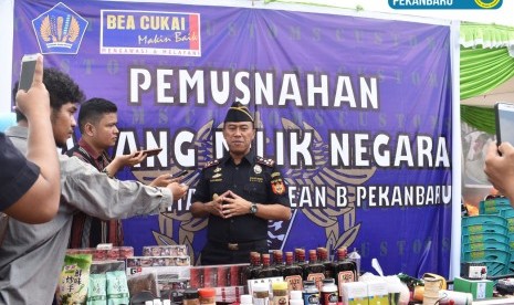 Bea Cukai Pekanbaru memusnahkan barang-barang ilegal hasil penindakan berupa rokok ilegal, pakaian bekas, serta barang tegahan lainnya pada Selasa (8/5). 