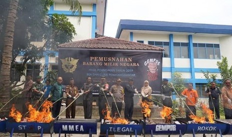 Bea Cukai Pematang Siantar melakukan pemusnahan atas barang ilegal hasil penindakan di bidang cukai dalam kurun waktu 2018 hingga 2019, Selasa (8/10). 