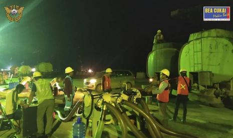 Bea Cukai Pontianak berikan pelayanan ekspor perdana di Terminal Kijing, Pelabuhan Internasional Kalimantan Barat. Ekspor perdana ini dilaksanakan oleh PT Wawasan Kebun Nusantara (WKN) dengan komoditi ekspor berupa crude palm oil (CPO) sejumlah 5000 MT, pada Ahad (30/08).