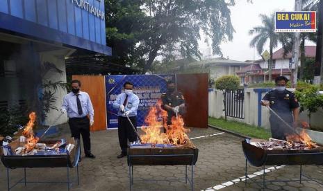 Bea Cukai Pontianak menggelar pemusnahan barang milik negara (BMN) sekaligus mengadakan bincang santai Customs with Press bersama Humas Kanwil Bea Cukai Kalimantan Bagian Barat (Kalbagbar) dan perwakilan berbagai awak media di Pontianak, Rabu (16/9) di Aula Kantor Bea Cukai Pontianak.