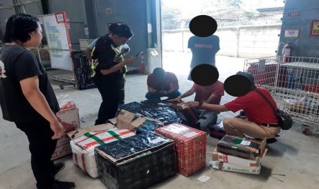 Bea Cukai Purwokerto gagalkan pengiriman rokok ilegal melalui paket barang kiriman jasa ekspedisi, pada Kamis (24/10/2024).