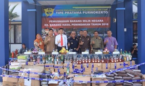 Bea Cukai Purwokerto melakukan pemusnahan Barang Milik Negara (BMN) eks barang hasil penindakan.