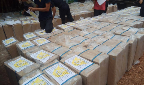 Bea Cukai Riau amankan 200 karton rokok polos.