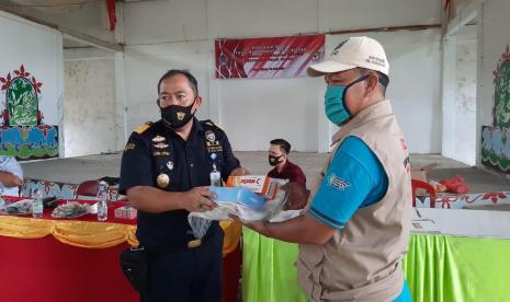 Bea Cukai Riau beserta Bea Cukai Tembilahan bersama dengan dengan PT Pulau Sambu Group, Bulog Cabang Tembilahan serta BRI Tembilahan selenggarakan Aksi Peduli Masyarakat Pulau Kijang dalam Rangka Peningkatan Ekonomi Masyarakat Pulau Kijang.