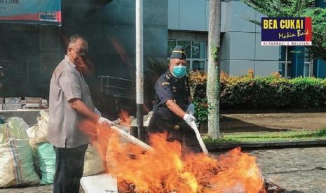 Bea Cukai Sabang, Bea Cukai Jambi, dan Bea Cukai Wilayah Khusus Kepulauan Riau memusnahkan sejumlah barang ilegal yang telah menjadi barang milik negara eks penindakan kepabeanan dan cukai. 