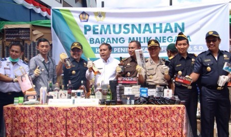 Bea Cukai Samarinda bersama Wakil Wali Kota Samarinda, perwakilan Polresta Samarinda, Kejaksaan Negeri Samarinda, KODIM 0901 Samarinda, Kantor Pos Samarinda, dan KSOP Samarinda, memusnahkan minuman keras dan rokok ilegal.