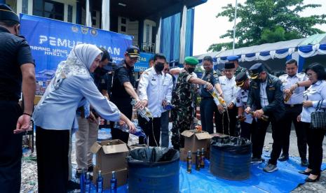 Bea Cukai Sampit musnahkan barang kena cukai (BKC) hasil penindakan berupa hasil tembakau (HT) dan minuman mengandung etil alkohol (MMEA) bernilai ratusan juta rupiah yang telah berstatus Barang yang Menjadi Milik Negara (BMMN) pada Rabu, (18/10/2023).