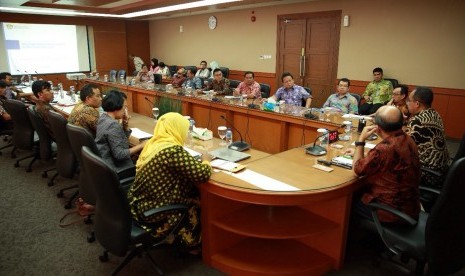 Bea Cukai sedang menginformasikan program RPKC di depan kalangan usaha dan akademisi.