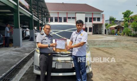 Bea Cukai Semarang serahkan tersangka beserta barang bukti kasus distribusi rokok ilegal kepada Kejaksaan Negeri Kota Semarang, Senin (18/11/2024). 