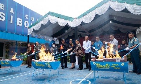 Bea Cukai Sibolga memusnahan atas barang milik negara (BMN) hasil penindakan periode 2018-2019 di halaman Kantor Bea Cukai Sibolga, pada Kamis (24/10).