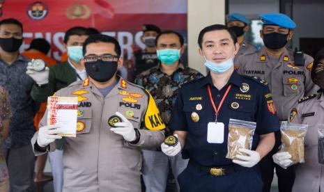 Bea Cukai Soekarno-Hatta bersama Polres Bogor, Kamis (9/7) malam berhasil menggagalkan penyelundupan tembakau gorila dan mengungkap produksi rumahan narkotika jenis tembakau sintetis yang dijual secara online.