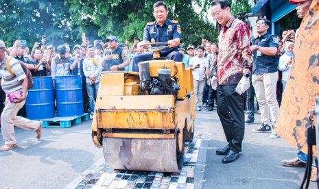 Bea Cukai Soekarno Hatta hancurkan ribuan smartphone.