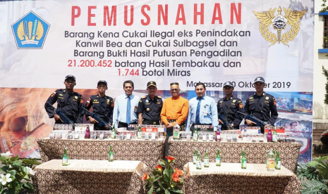 Bea Cukai Sulawesi Bagian Selatan adakan pemusnahan barang eks penindakan kepabeanan dan cukai berupa rokok ilegal dan minuman keras pada Rabu (30/10).