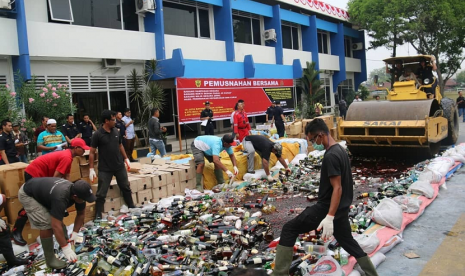 Bea Cukai Sumut memusnahkan miras dan pakaian bekas ilegal.